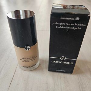 Armani Beauty Luminous Silk Perfect Glow Flawless Oil-Free Foundation